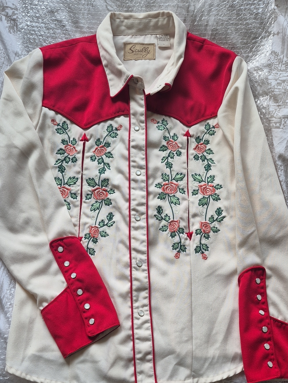 Scully women's western snap shirt in cream/ivory and Red Roses- Vintage Inspo